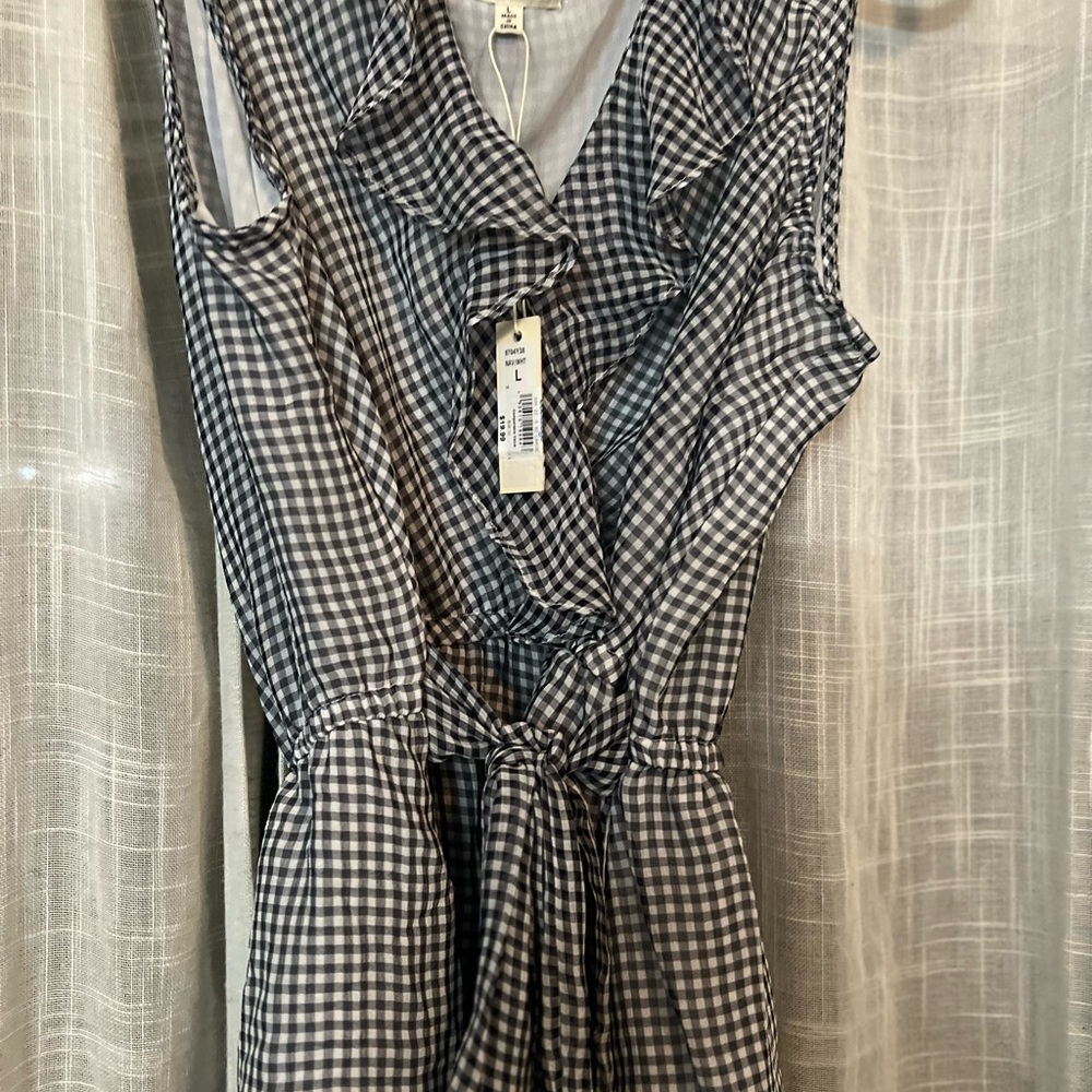 Max Studio sleeveless black and white top.